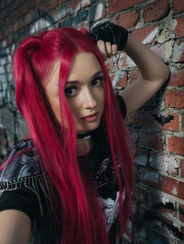 Mira, des Huntrix, cheveux roses.