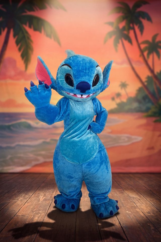 Stitch, en costume de mascotte, fait coucou.