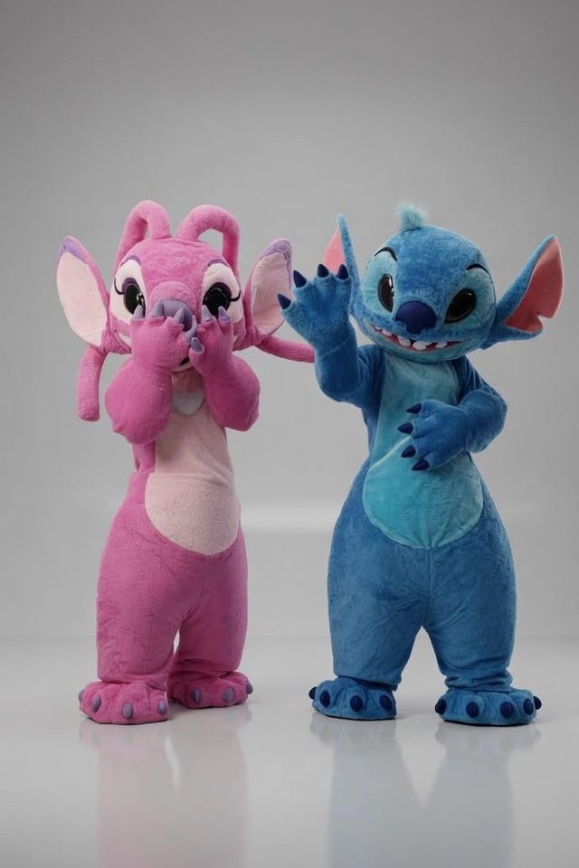 Stitch et Angel côte à côte, sur fond blanc.